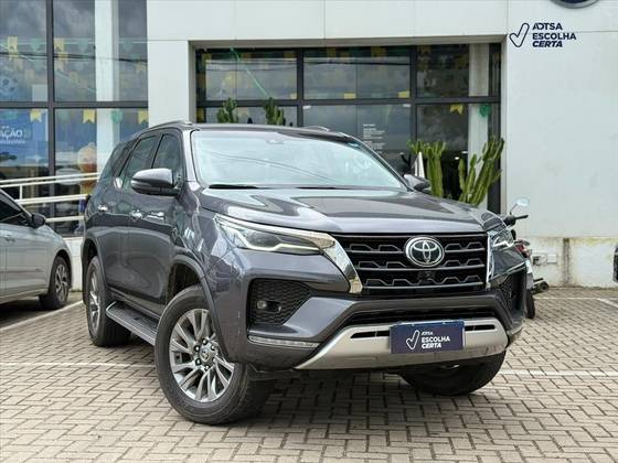 TOYOTA HILUX SW4 2.8 D-4D TURBO DIESEL SRX 7L 4X4 AUTOMÁTICO TOYOTA HILUX SW4 2.8 D-4D TURBO DIESEL SRX 7L 4X4 AUTOMÁTICO